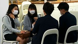 "얼굴 대신 마음 보세요"..日 '마스크 미팅' 인기