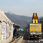 옮겨지는 세월호 노란리본 조형물