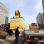 차량에 실리는 세월호 노란리본 조형물