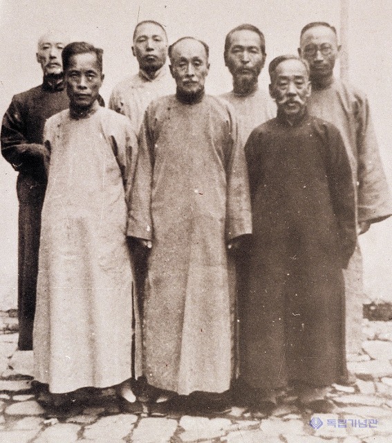 임시정부 국무위원들(중국 치장, 1935. 11. 7)