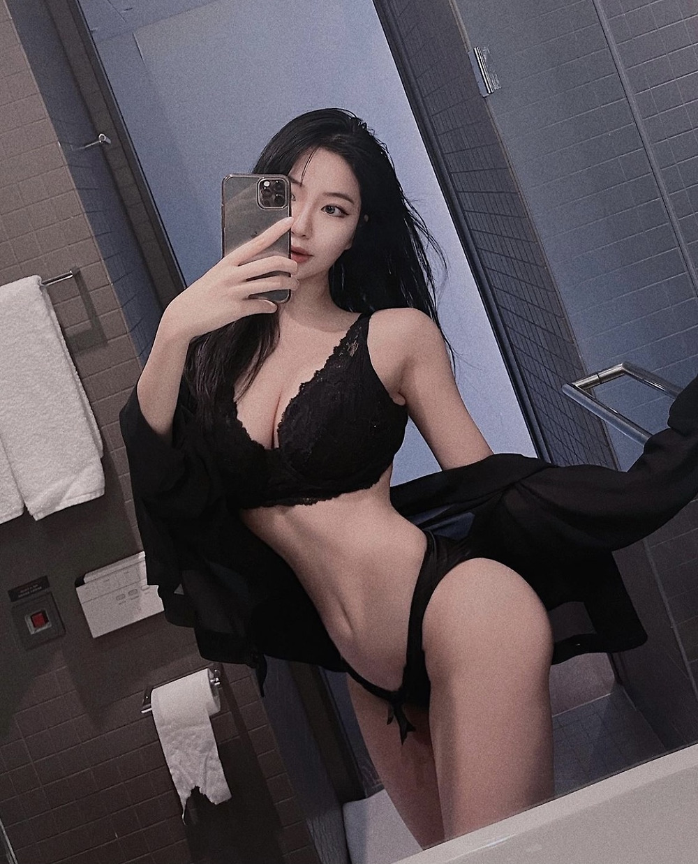 로예베 욕실에서 검은 브라팬티 입고 셀카