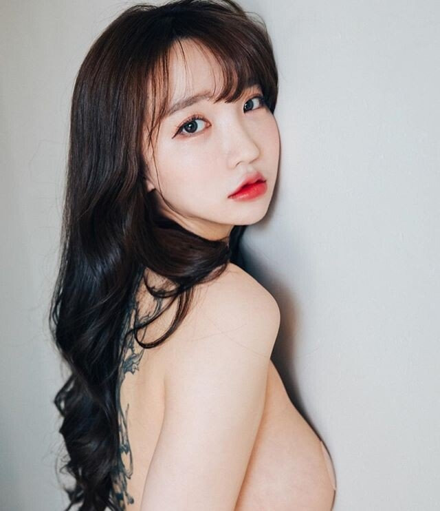 모델 손예은 사탕으로 가린 꼭지