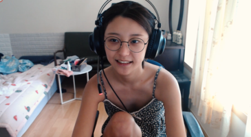 민낯에 노브라로 편하게 방송하는 융륭이