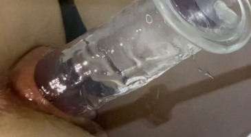 딜도 꽉꽉 물어대는 뒷보지 투명창으로 감상하기