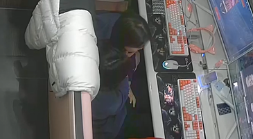 피씨방 커플룸에서 애정행각 벌이는 커플