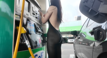 화끈한 노출 의상으로 주유하고 주행하기