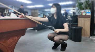 당구장 사람들의 이목을 끌기위해 안간힘을 쓰는 관종녀