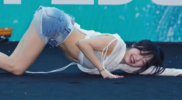 춤추며 자신의 몸에 물뿌리는 시그니처 지원 풀버전