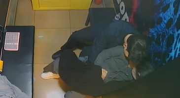 자꾸 깊숙한 곳으로 향하는 나쁜 손