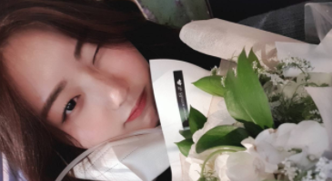 풀린 눈으로 올려다 보는게 개꼴잘알