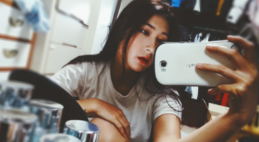 인스타로 꼬신 얼짱녀 변기에서 자위 시키기