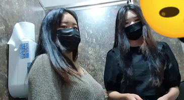 간단 대딸 시리즈 – 대딸 알바뛰는 여대생 두명과 공중 화장실에서