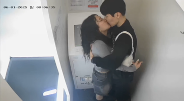 인생네컷 부스에서 찐하게 키스하는 커플들