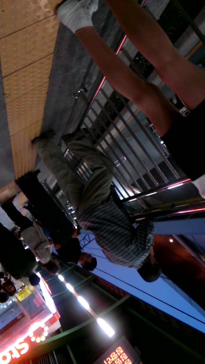 지하철 기다리는 여자의 슬림한 허벅지