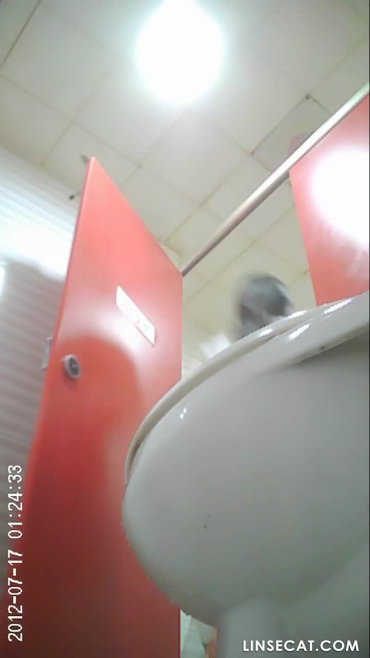 한국 화장실의 몰래카메라_ 아름다운 소녀가 친구와 쪼그려 앉아 이야기를 나누지만 여전히 친구의 성기를 살짝 엿봅니다.