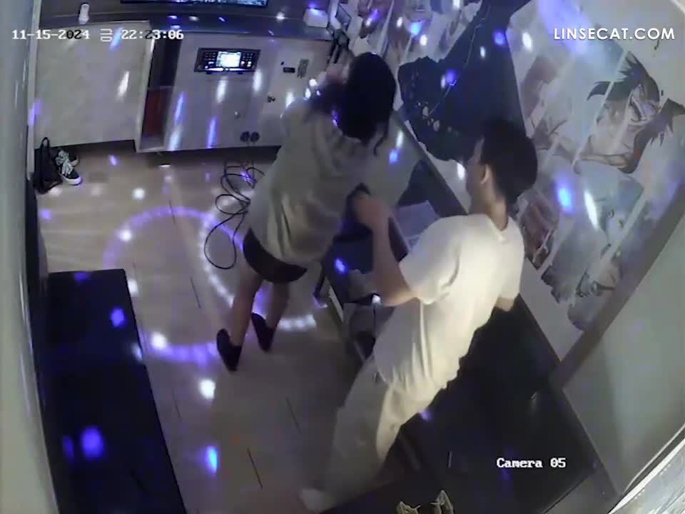 2024년 11월 최신 유출 소식! 해킹된 한국 노래방 IP 카메라_ 남자들은 너무 멍청하다. 그 소녀는 취한 척하며 자신을 때리고 엉덩이를 그의 자지에 문지르도록 요구했습니다. 그는 이것이 성적인 의미인지 이해하지 못했습니다