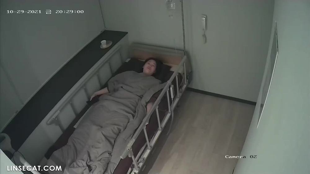 성형외과 IP) 수술후 배변패드 깔고있는 여자