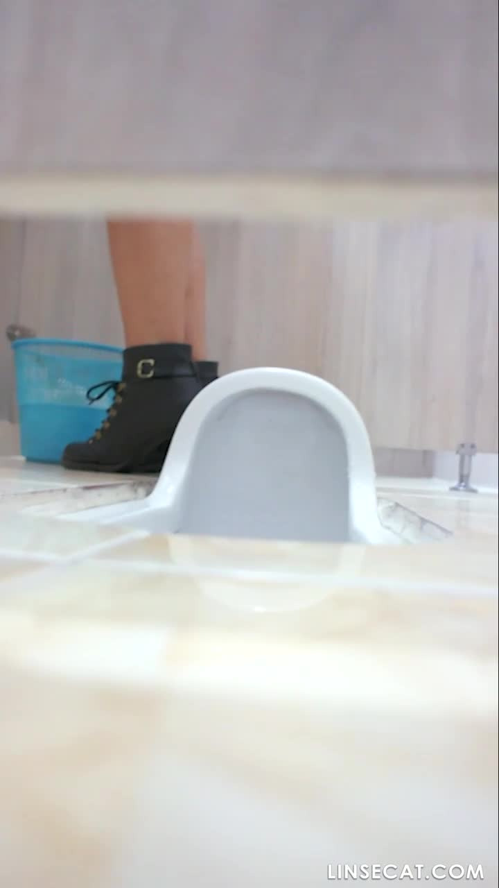 한국 화장실 엿보기 _ 아름다운 소녀가 배를 세게 문지르고 큰 소리로 방귀를 뀌다