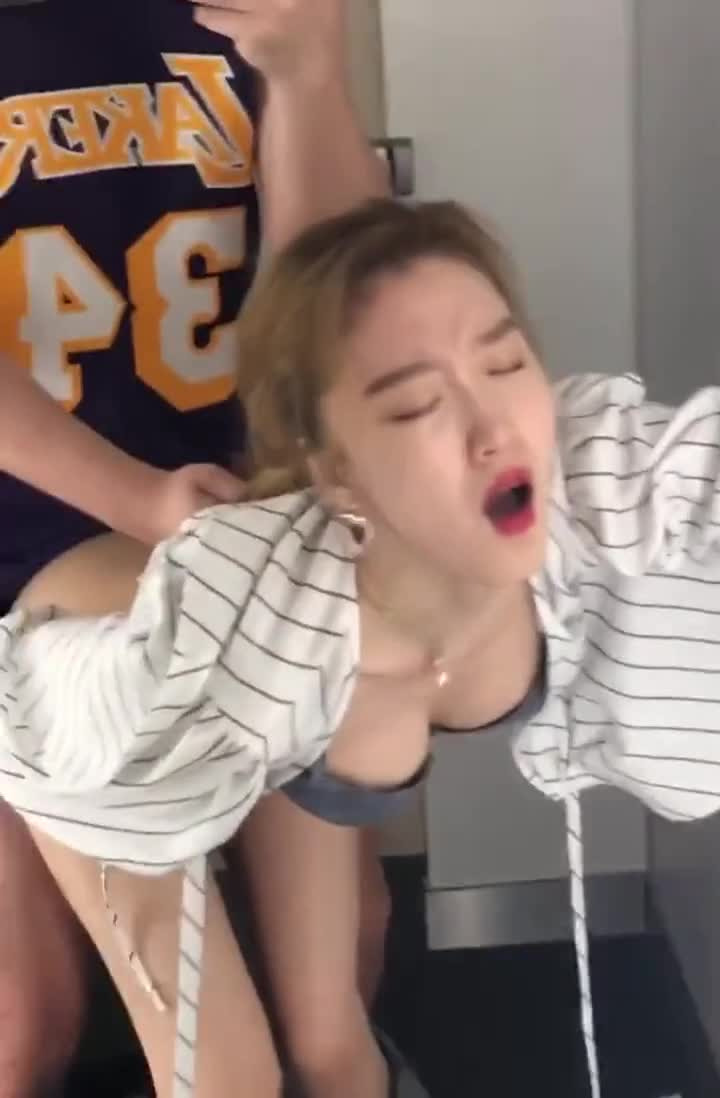 쇼핑몰 피팅룸에서 돌발섹스