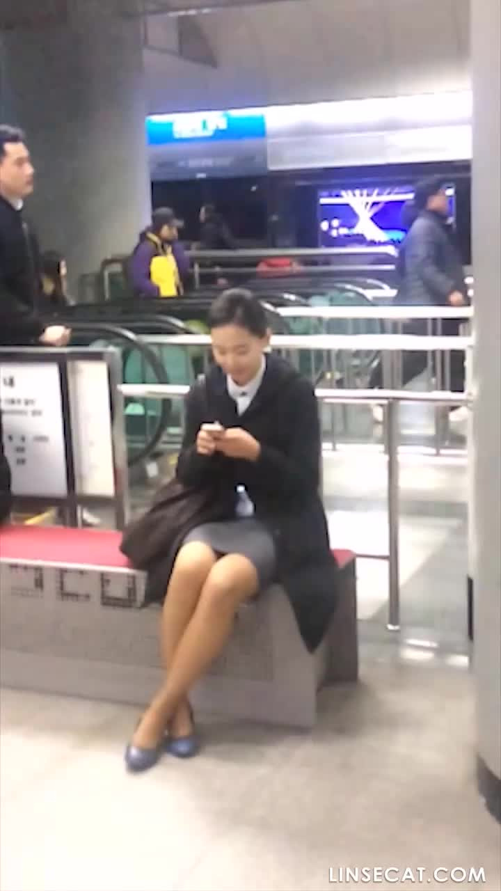 한국 스튜어디스의 스커트를 엿보는 것. 그들의 멋진 보지를 박는 것에 대해 상상해 본 적이 있나요