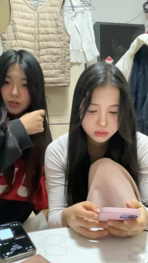 라방에서 보지노출하고 친구한테 스팽킹 당하는년