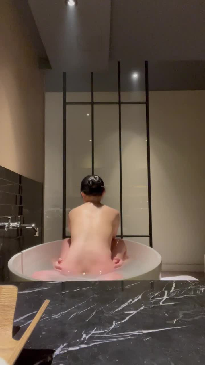 풋풋한 커플의 욕조 섹스