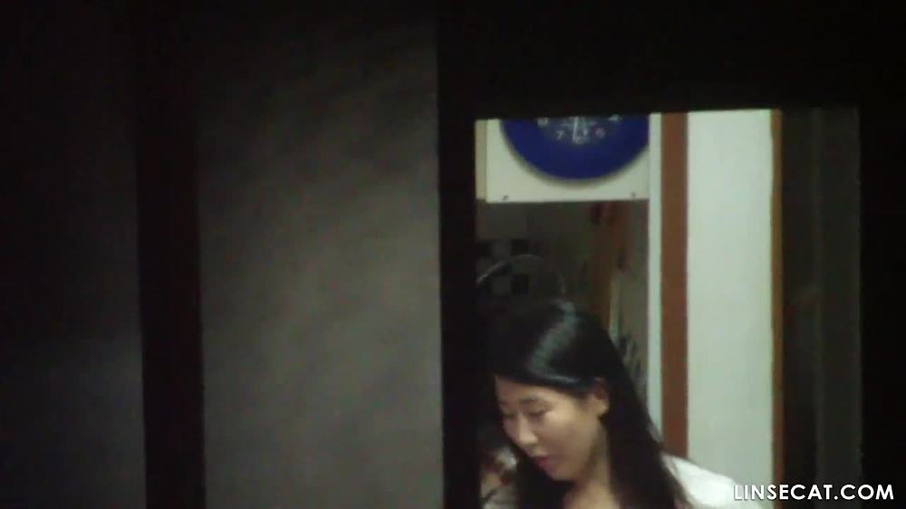 창문 너머로 한국 가족들을 들여다보면 자위하는 여성과 섹스를 하는 커플이 있다. 그녀의 남편의 큰 자지는 그녀를 큰 소리로 신음하게 만듭니다.