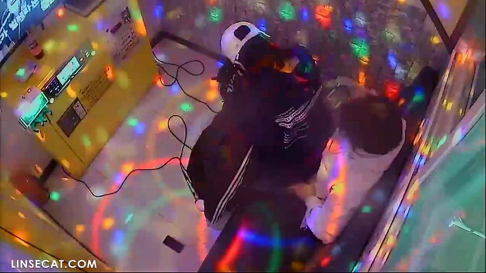 IP 신작) 25년 한국 노래방 IP카메라 해킹 착한 여자도 야한 면이 있다. 그녀의 남자친구가 콘돔을 낄 때마다 그녀는 계속 몸을 비틀며, 계속 밀어붙이기를 바라는 듯한 태도를 보였다. 그는 마지막에 콘돔을 착용하지 않았고, 마치 내부에 사정을 한 것 같았습니다.