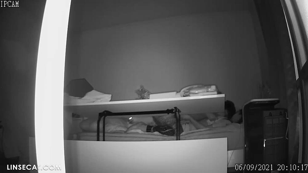 해킹된 가정용 IP 카메라_ 한국인 가족 4명. 아름다운 소녀는 진동기 배터리를 교체하고 남자 친구와 로맨틱하고 거친 섹스를 준비했습니다.