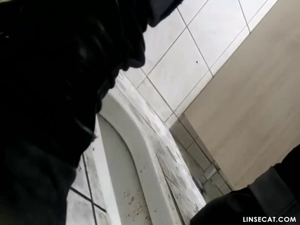 한국 화장실의 몰래카메라_ 화장실 2개. 그녀는 물의 양이 작은 저수지와 맞먹을 정도로 세게 오줌을 쌌습니다.