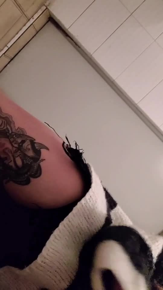 간단 화장실 다리문신녀 (1)