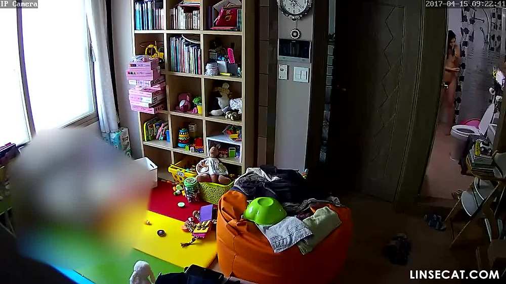 해킹된 가정용 감시 카메라_ 한국 여성 15명 알몸. 술에 취한 채 바닥에 누워 손으로 자신의 성기를 만지고 냄새를 맡았다