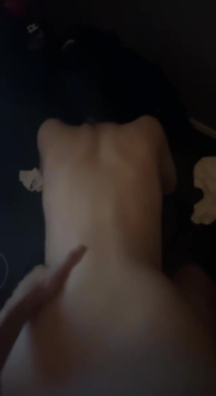 벌써부터 미친듯한 허리돌림을 보여주는 존예 여대생