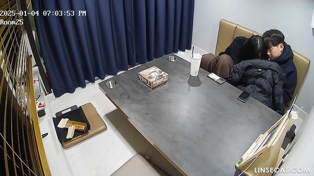 룸카페에서 서로 딸쳐주는 커플