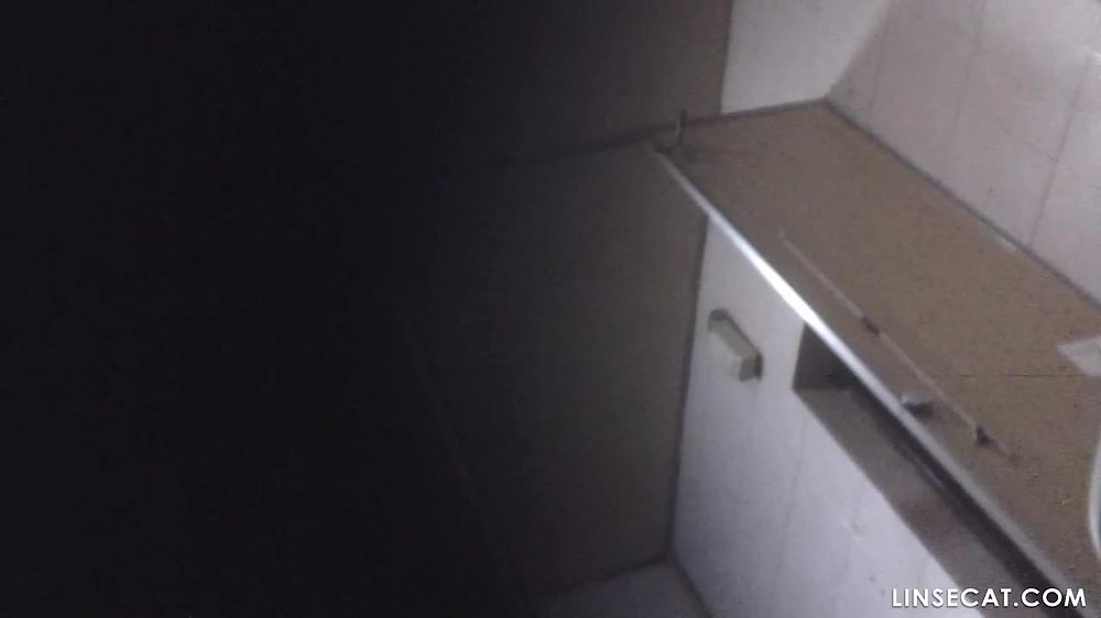 한국 화장실의 숨겨진 카메라_ 비좁은 칸막이는 여성의 오줌 누는 자세를 특히 매혹적으로 만듭니다