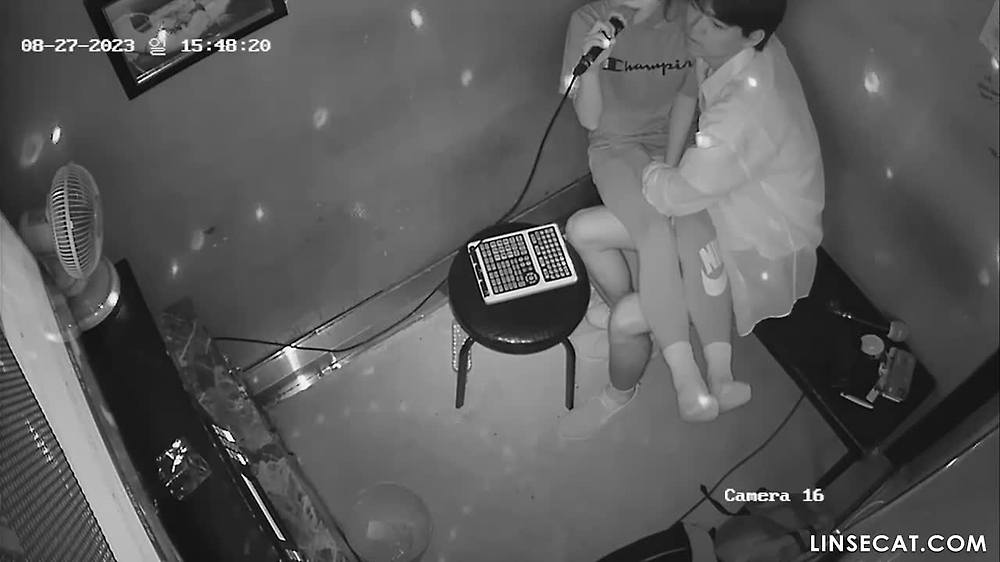 2023년 한국 노래방 OK의 IP 카메라가 해킹당했다. 잘생긴 남자가 여자친구의 보지를 바지에 자지로 문지르고 실제로 사정했다