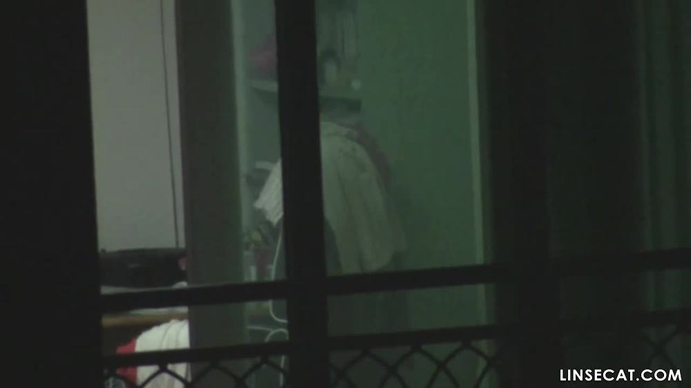 망원렌즈를 이용해 여러 한국 가족의 모습을 엿보세요. 그는 사정하기 전에 그녀의 질에서 자신의 자지를 꺼내 그녀의 배에 사정했습니다.