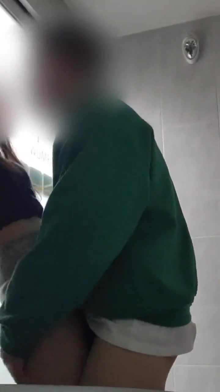 걸림 좆됨!! 학교내 여자화장실 섹스커플