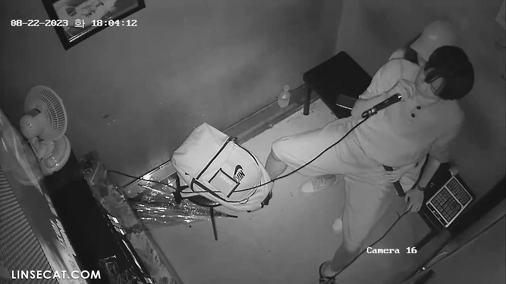 단독 영상! 해킹된 한국 노래방 IP카메라_ 모자 쓴 여자, 오르가즘 5번 경험. 내 남자친구가 두 손가락으로 그녀를 엿먹었는데 그의 손가락이 완전히 젖어버렸어요