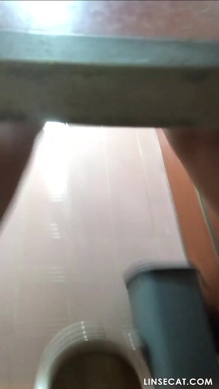 한국 화장실 엿보기_ 화장실 3개. 서울의 한 일식당에서 한 소녀가 이 기회를 이용해 소변을 보고 전자담배를 피웠습니다.