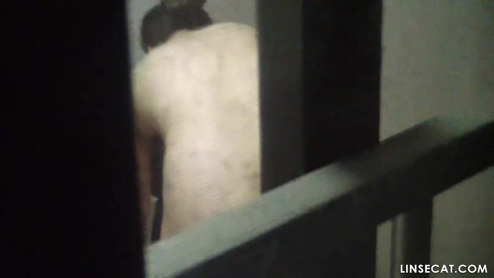 창문 너머로 한국 가족을 엿보는 모습. 거리에서 집까지 옆집 부부를 추적하고 촬영합니다.