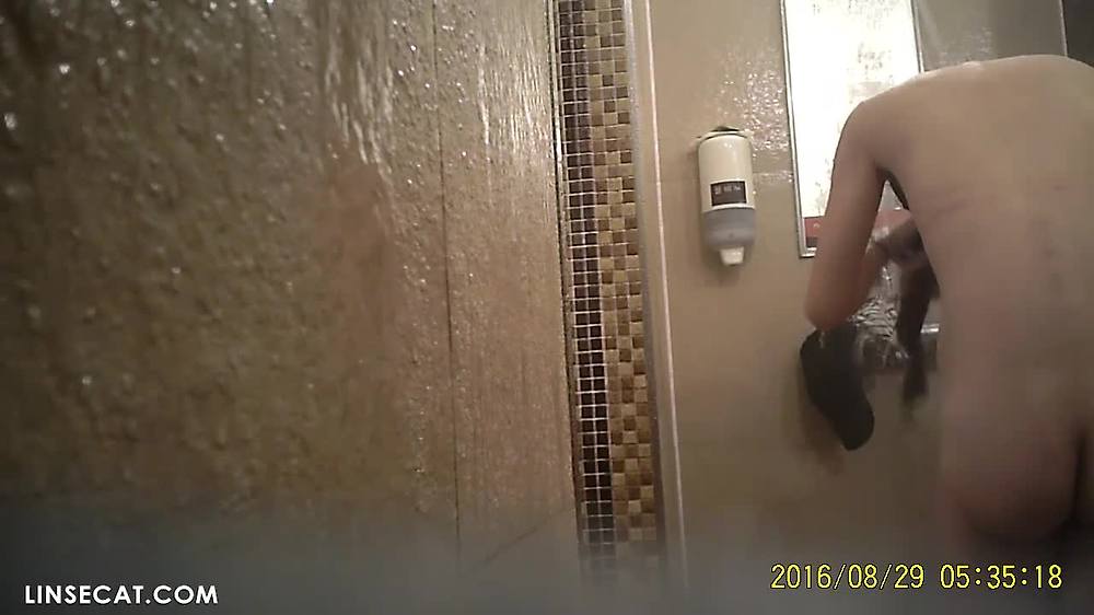 한국의 한 워터파크 샤워실에 몰래 들어가니 곳곳에서 수많은 여성의 알몸이 눈에 띈다