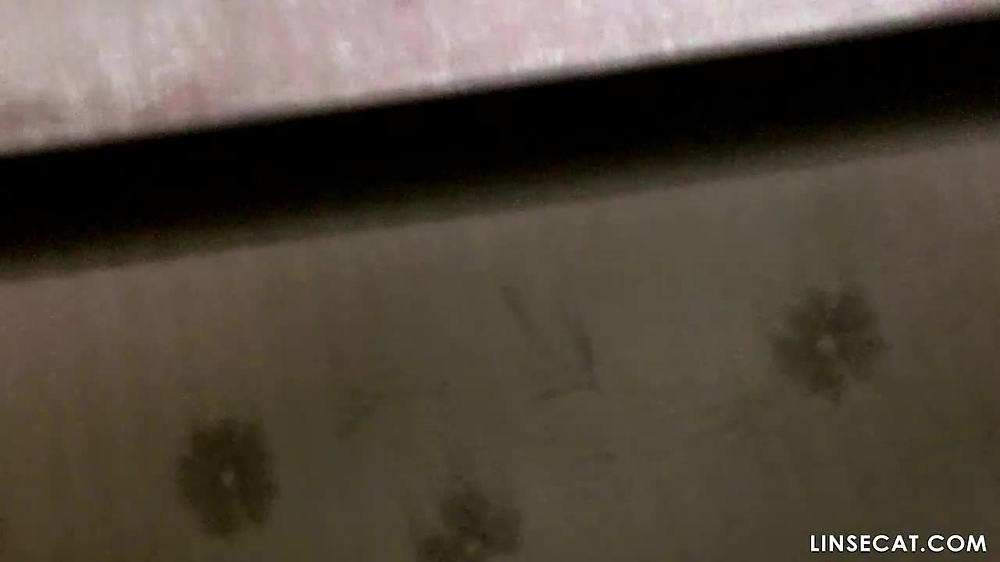 여러 한국 가옥의 창문을 통해 엿보는 것. 그녀는 어떤 책을 읽고 있나요_ 젖꼭지가 튀어나와있네