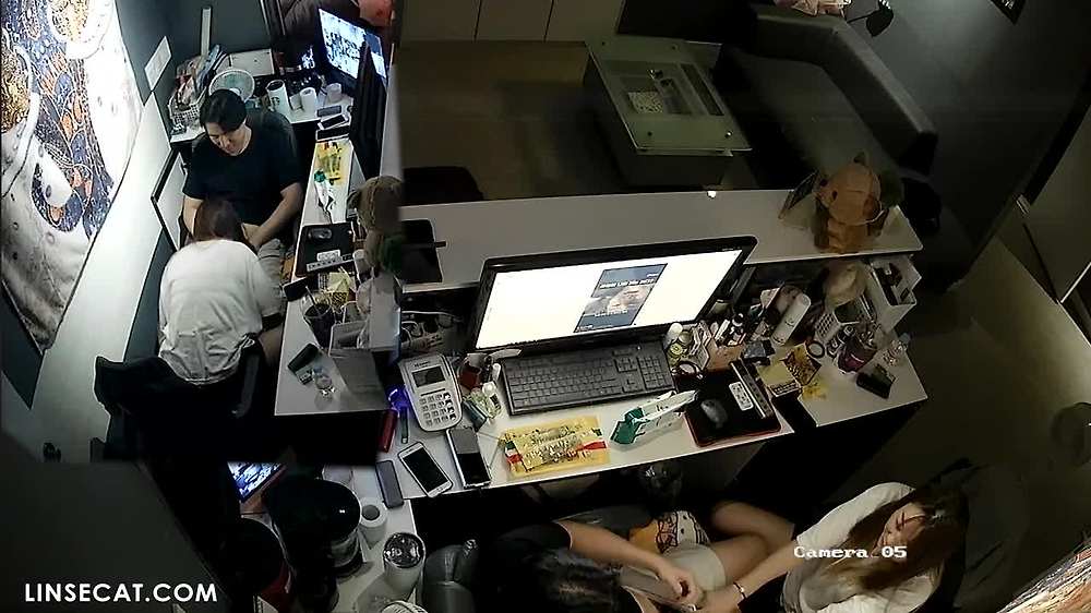 IPCAM 유출) 고객없을때 사장과 섹스하는 카운터 직원