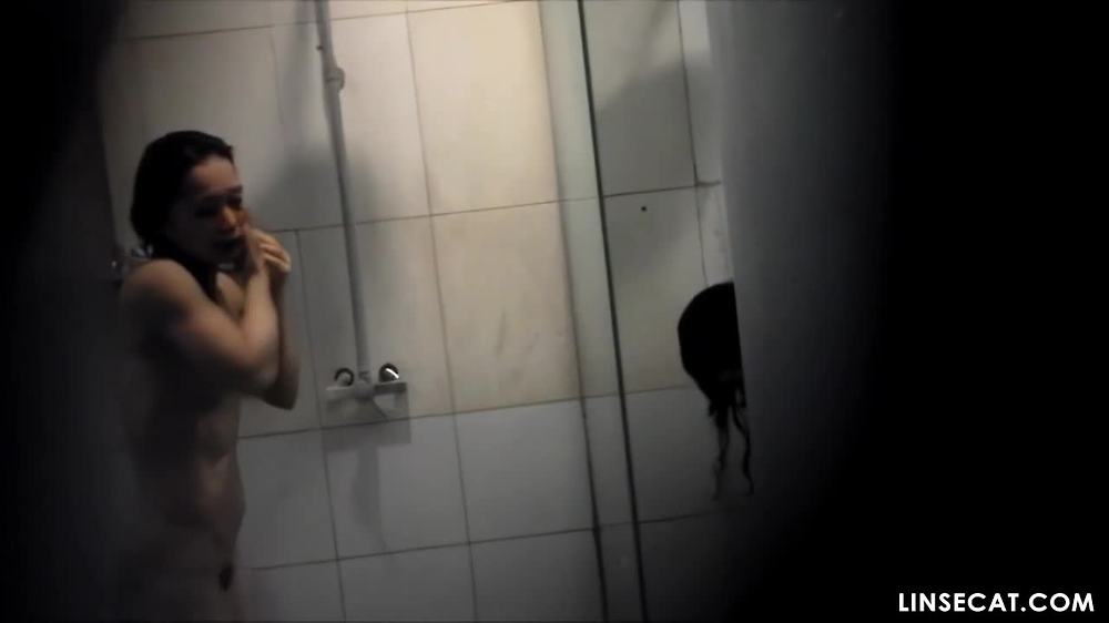 한국 소녀 4명 샤워 중 염탐, 서서 바닥에 오줌 싸다