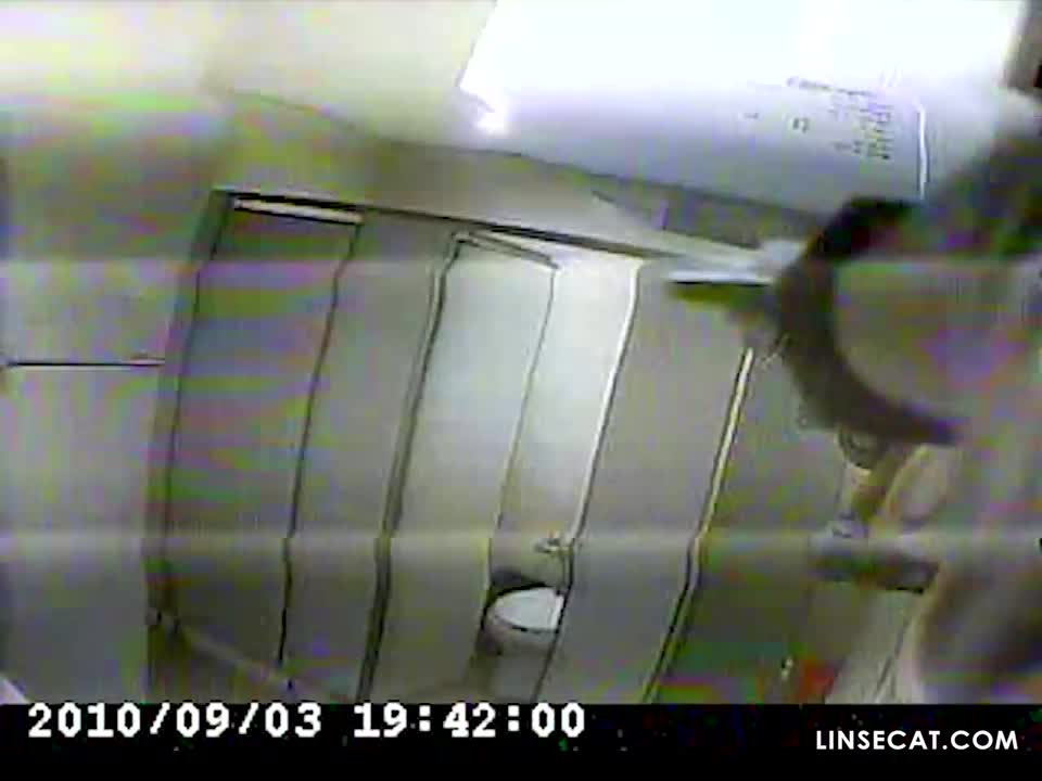 한국의 유명 대학 여자화장실에서 일어난 관음적 사건. 예쁜 여자들이 많아요. 많은 여자들이 오줌을 누고 나서 손을 씻지 않습니다. 그녀와 손을 잡고 싶습니까 173분