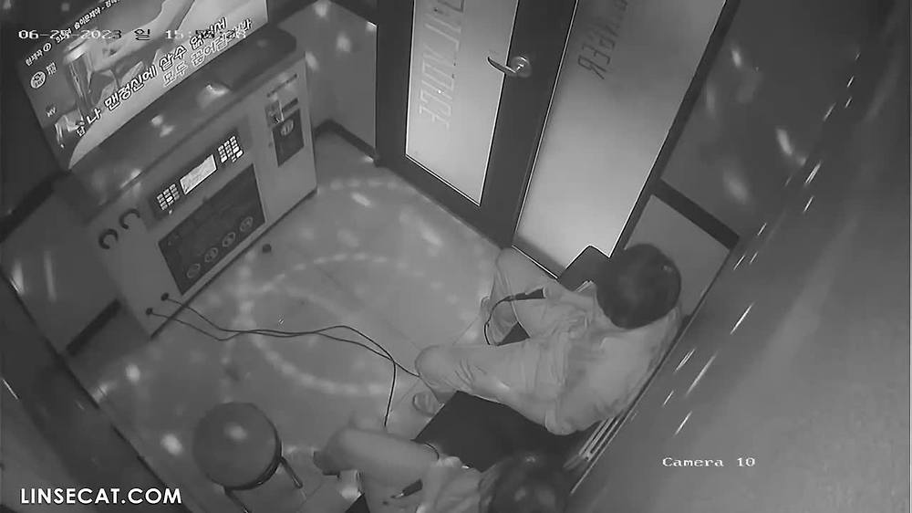 IP) 코노에서 밖에 사람있는지 확인하고 사까시 받고 자지 사진 찍는 커플