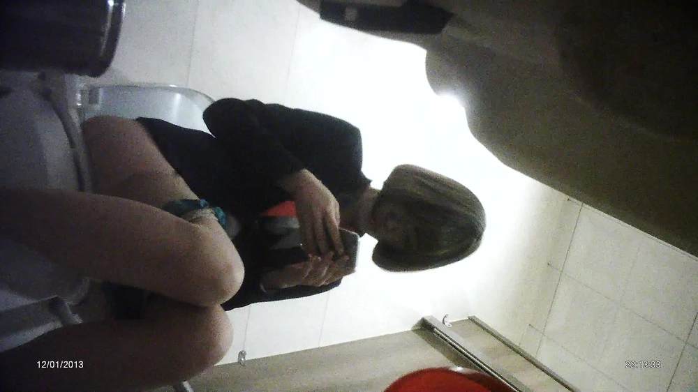 한국증권거래소 여자화장실 몰카 (2)