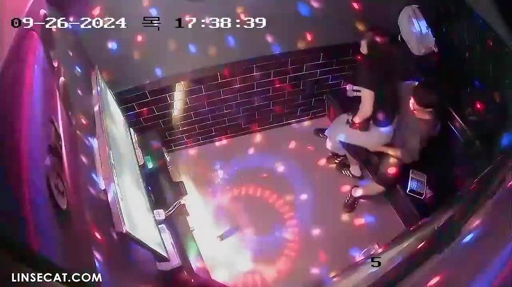 2024년 9월 최신 유출 소식! 해킹된 한국 노래방 IP 카메라_ 잘생긴 소년이 그녀의 보지를 만지고 그녀의 질을 매우 젖게 만들었습니다. 그녀는 어쩔 수 없이 그를 타고 자신의 보지를 자신의 성기에 문지릅니다