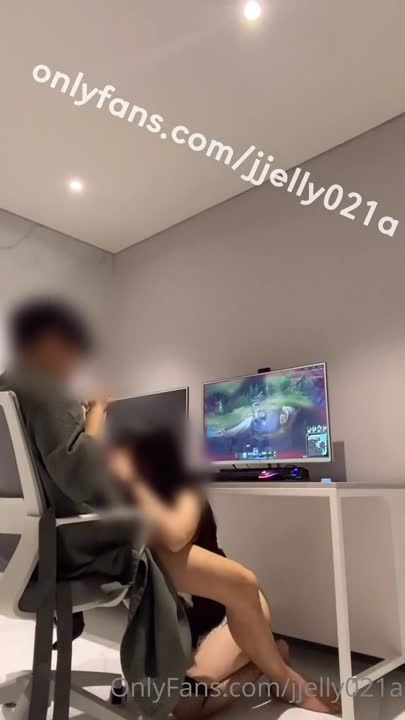 게임하는 남친 수발하는 내조의여왕